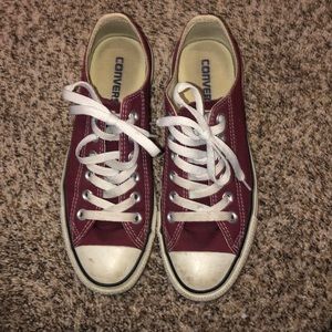 Size 7 women’s converse.